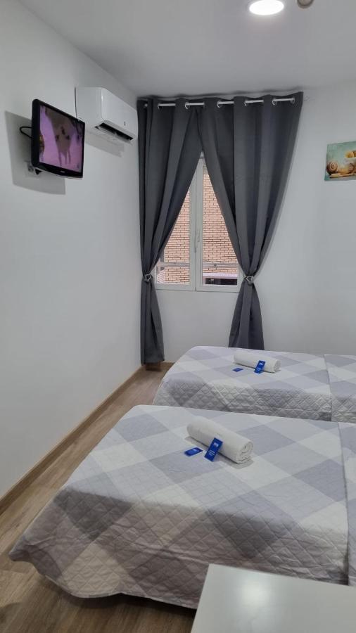 Hostal Vara Мадрид Экстерьер фото